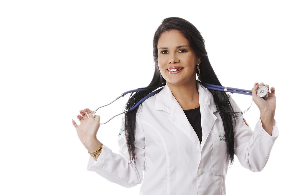 Nurse explaining how to avoid GLP1 injection site skin reactions 
